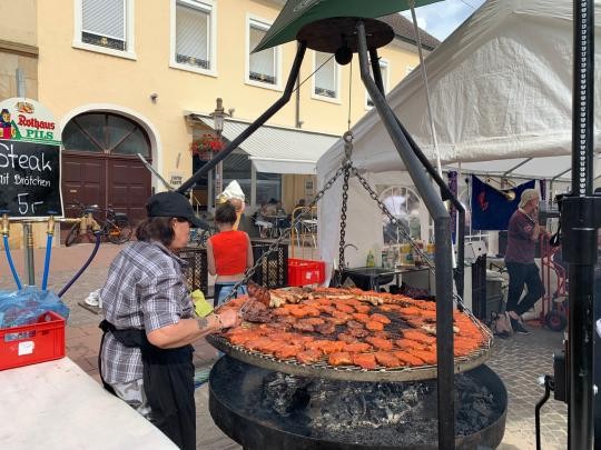 Frau steht am Schwenkgrill am Stadtfest in Rastatt.