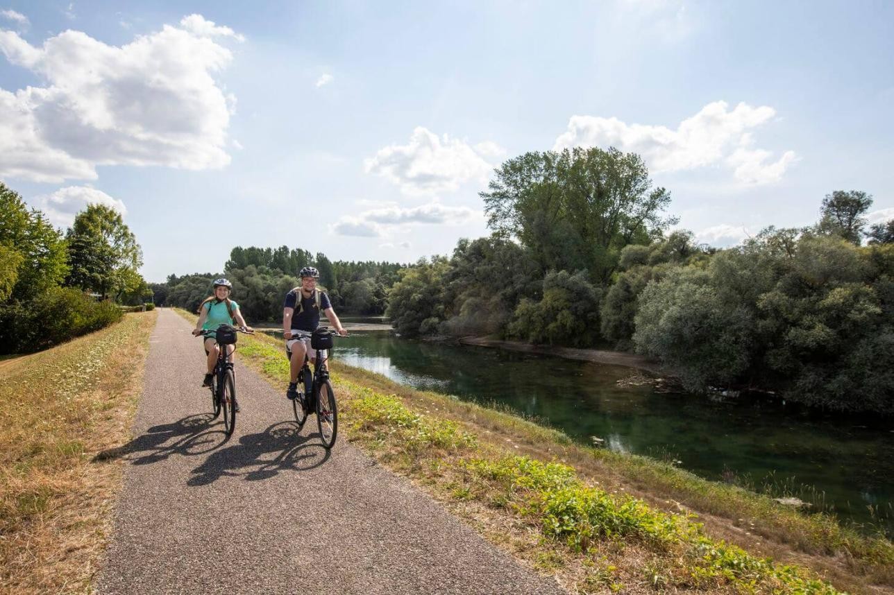 Zwei Fahrradfahrer entlang des Rheins