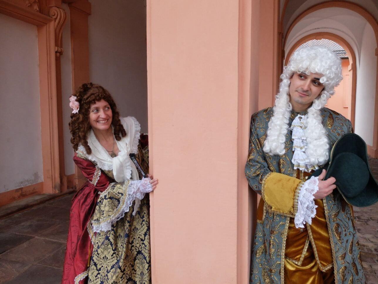 Frau und Mann in barocken Kostümen