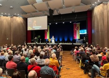 OB-Pütsch auf der Bühne bei der Kandidatenvorstellung in der BadnerHalle