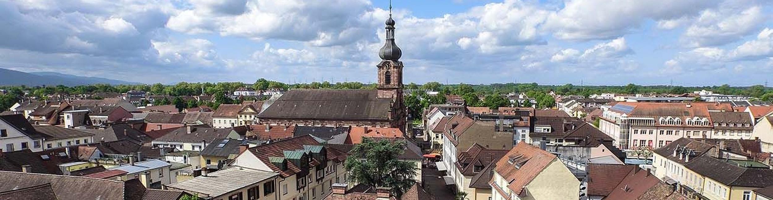 Le centre-ville vu d'en haut avec le clocher de l'église Saint Alexandre