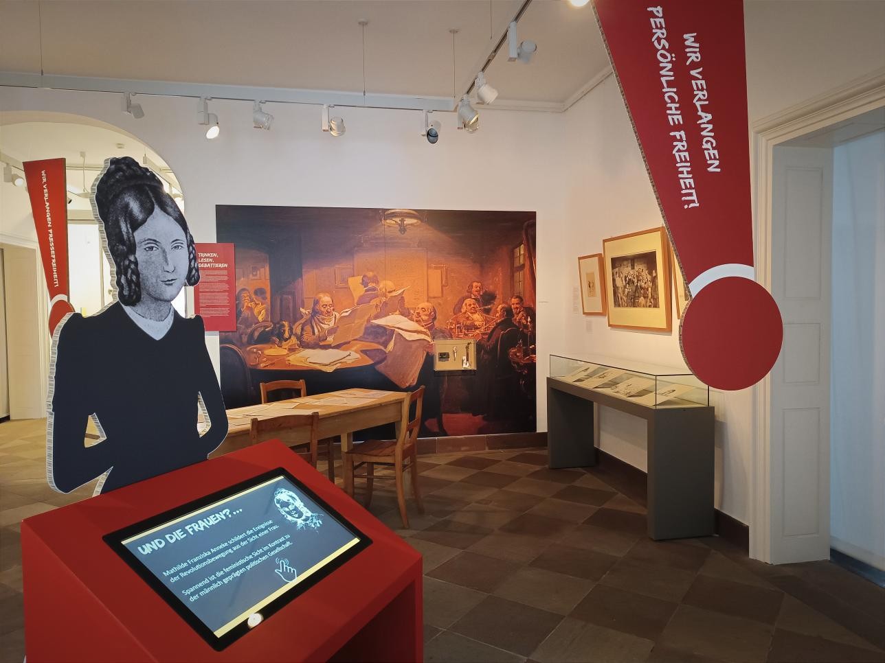 Une salle avec des objets exposés au musée municipal de Rastatt, au premier plan un terminal d'information.