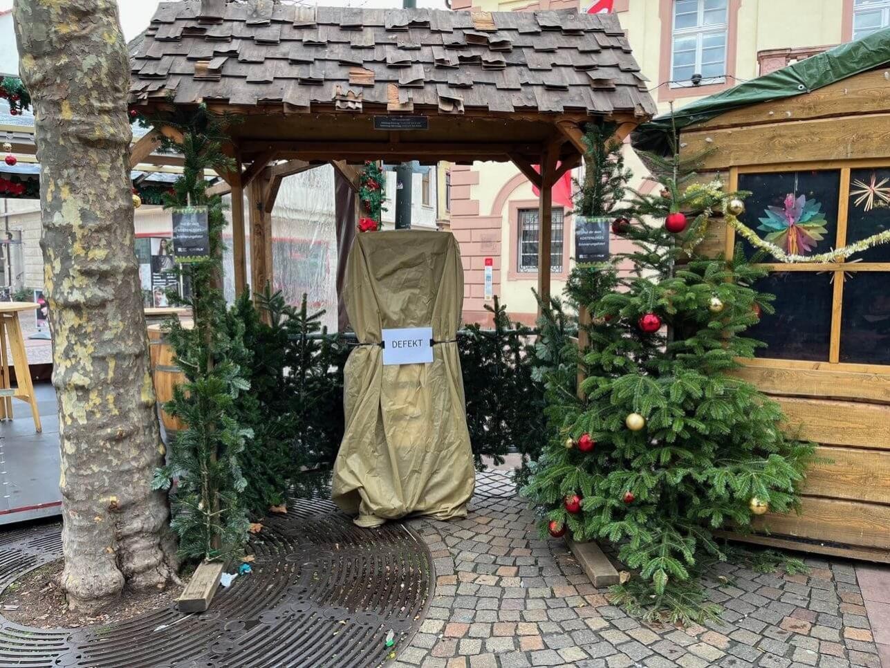 Fotobox auf dem Weihnachtsmarkt mit Schild defekt