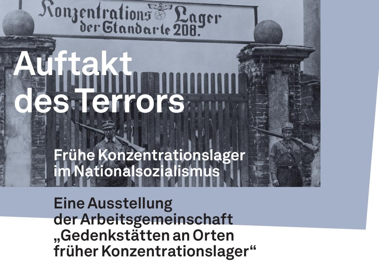 Plakat: Historische Aufnahme des Tors eines KZ, Titel der Ausstellung