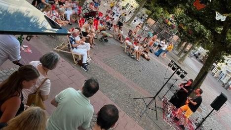 Les gens sur la place du marché lors du concert