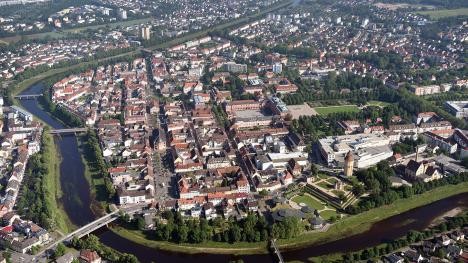 Vue aérienne du centre-ville de Rastatt avec la Murg