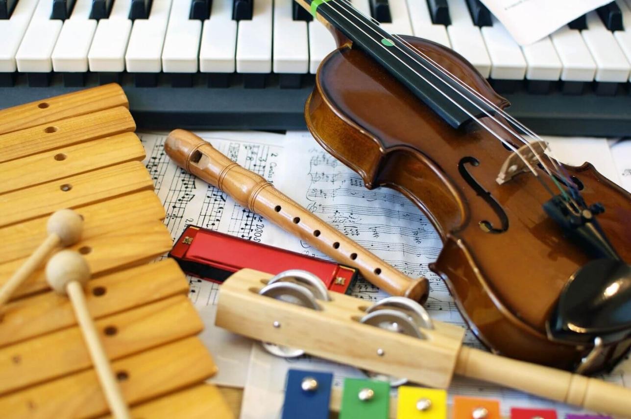 verschiedene Musikinstrumente wie Flöte, Geige