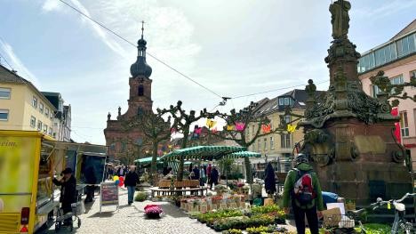 Stalls and people at the weekly market on the Rastatt market square