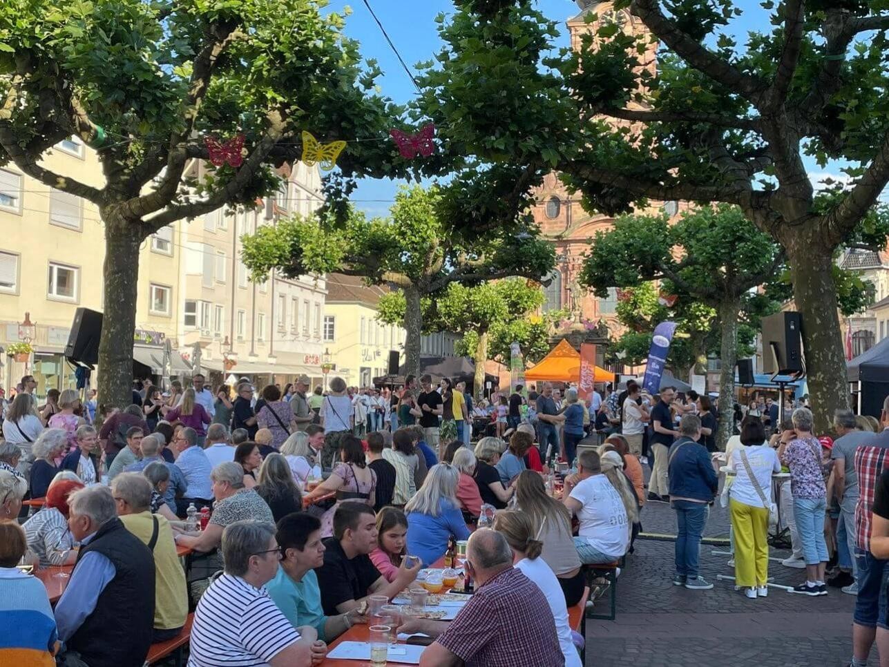 Blick auf den gefüllten Marktplatz beim Stadtfest