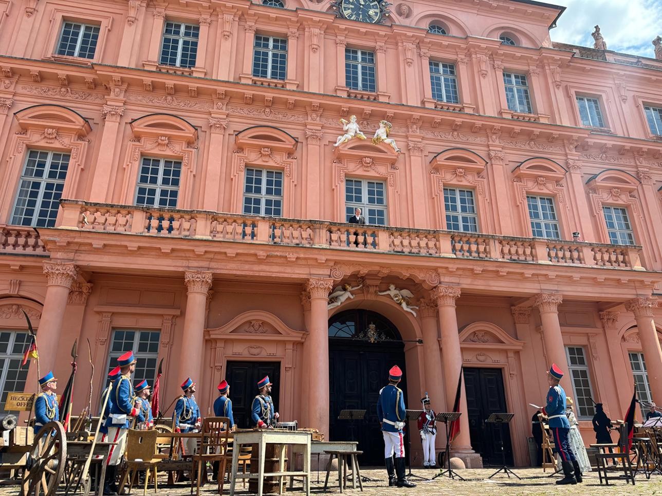 Schauspieler im Schlossinnenhof am 9. Mai. Zeitreise in die Badische Revolution 1849