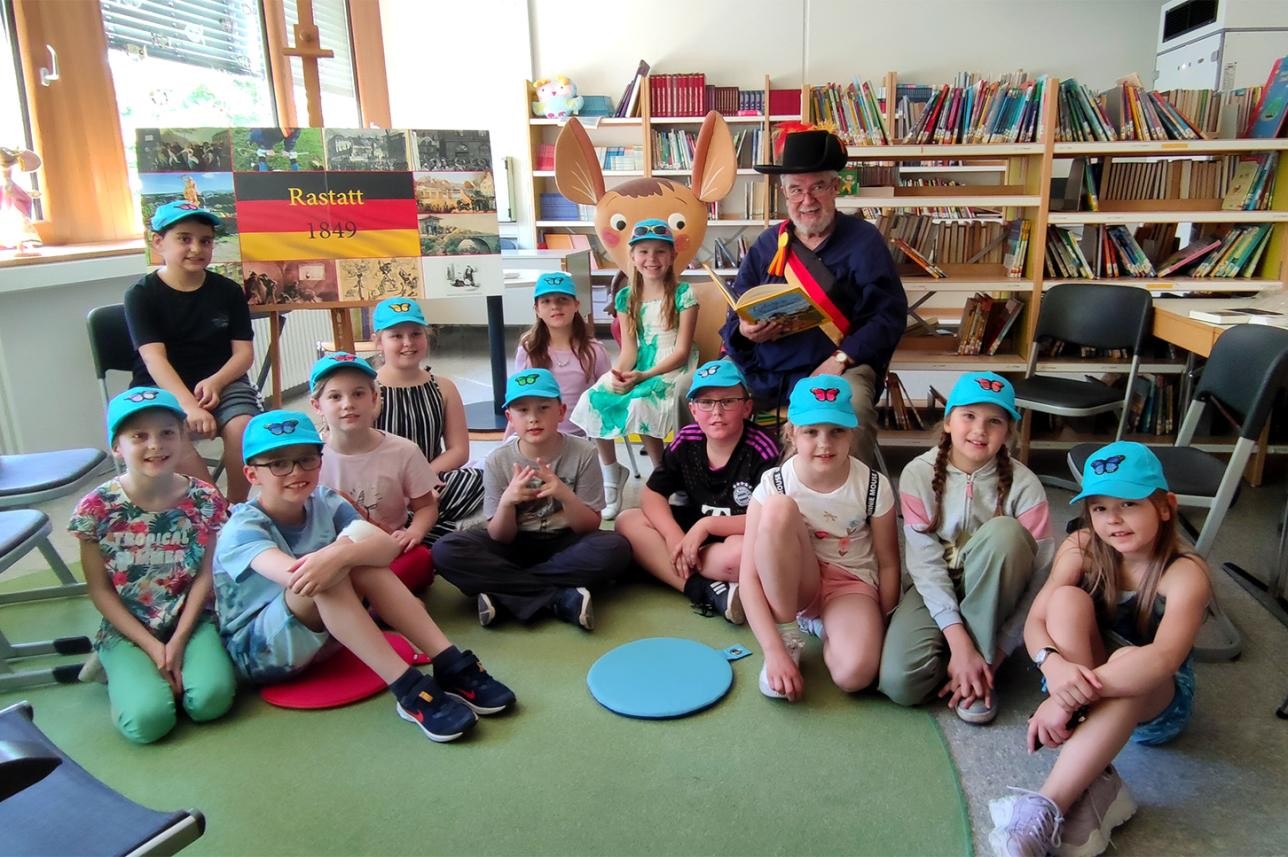 Gruppenfoto Schüler mit Buchautor Hans Peter Faller