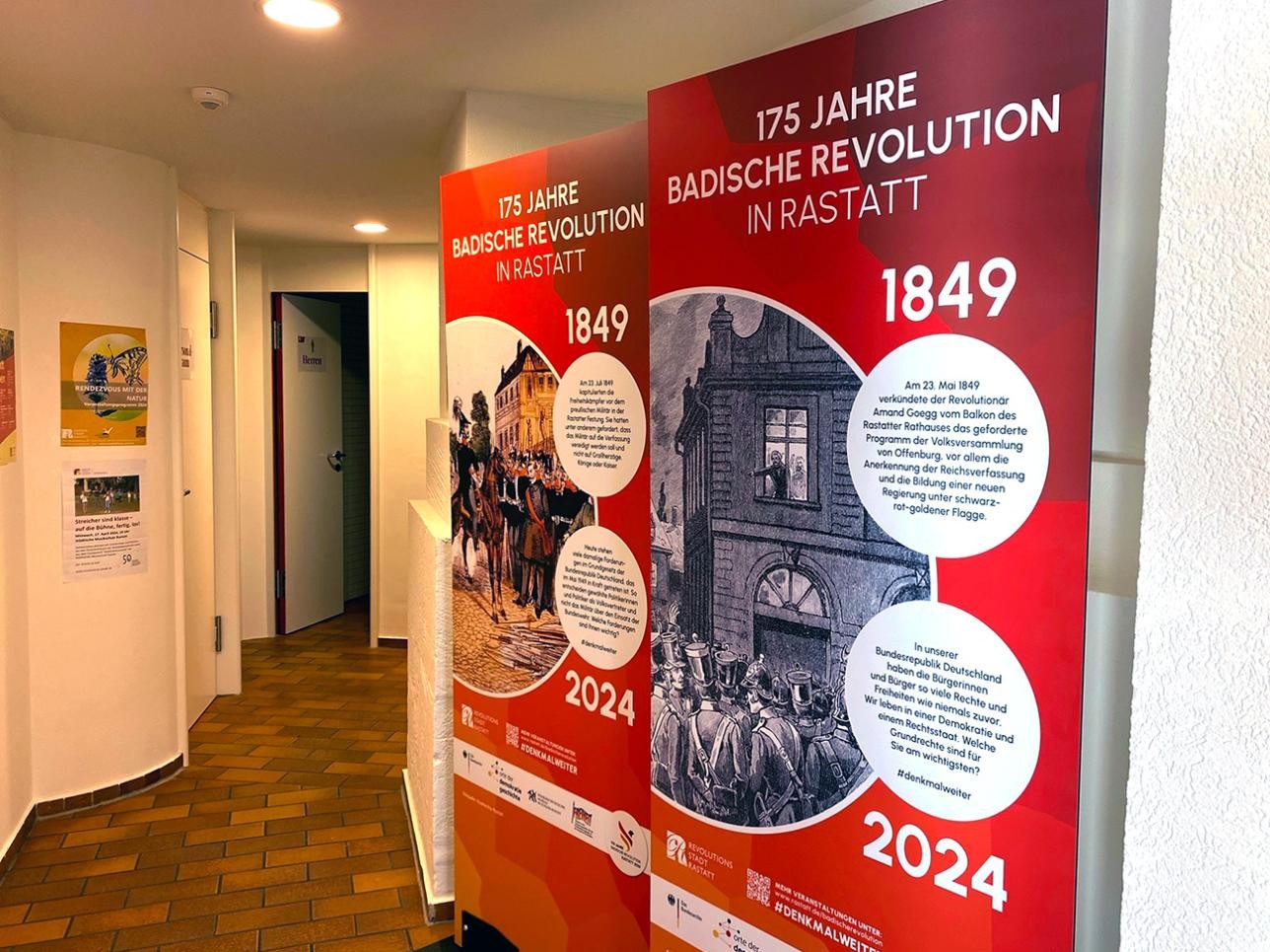 Panneau d'information à l'office de tourisme sur les 175 ans de la Révolution badoise