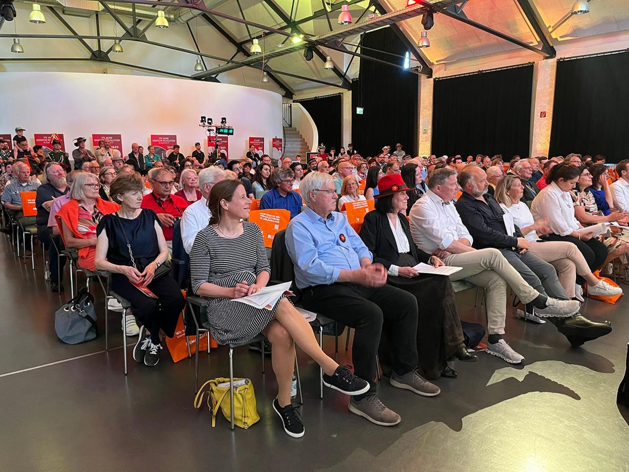 Le public dans le manège lors de "Démocratie en dialogue