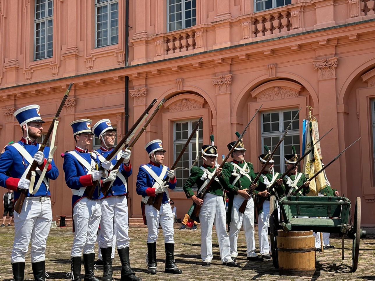 Schauspiel "Zeitreise in die Badische Revolution 1849". Foto: Stadt Rastatt/Isabelle Joyon Soldaten halten Gewehr vor dem Schloss beim Schauspiel "Zeitreise in die Badische Revolution 1849"