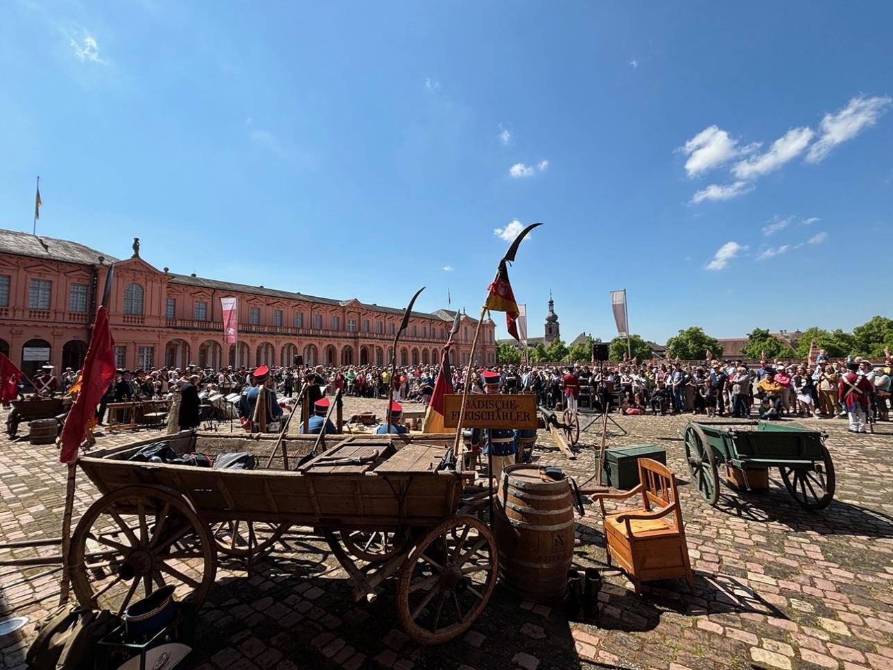 Vue sur le public lors du spectacle "Voyage dans le temps et la révolution badoise de 1849"