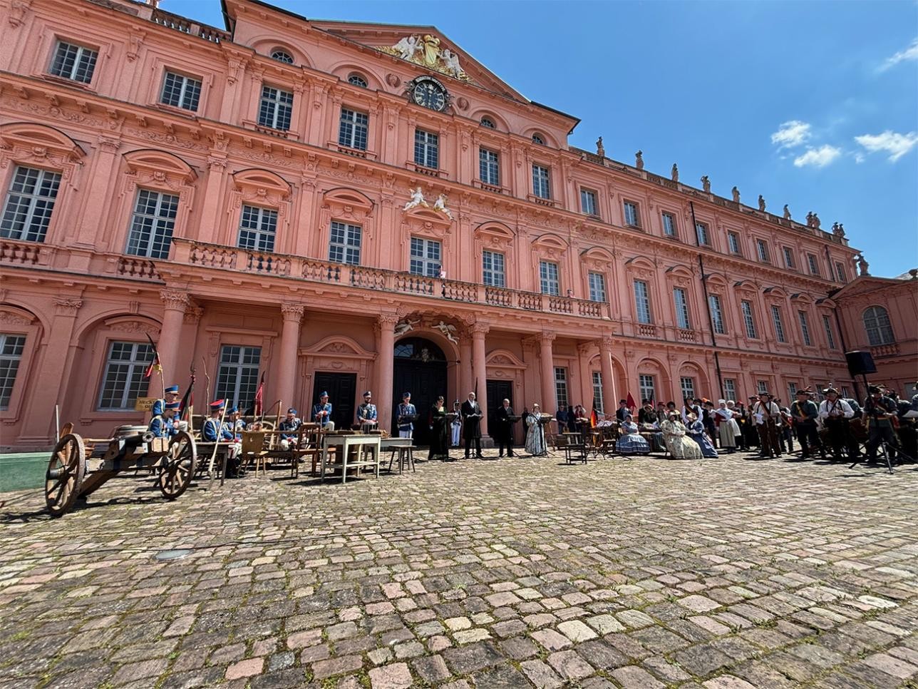 Acteurs devant le château lors du spectacle "Voyage dans le temps et la révolution badoise de 1849"