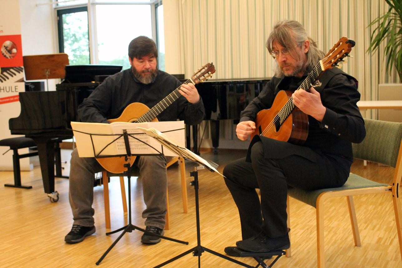 Gespielt wurden Stücke von Robert Schumann und Luise Adolpha Le Beau. Foto: Martina Holbein Frau hält das Programm zum 9. Mai in der Hand im Schlossinnenhof