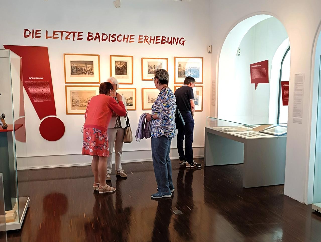 Trois femmes s'entretiennent dans les locaux du musée municipal à propos de l'exposition temporaire : "Pour la liberté ! Rastatt et la révolution de 1848/49"