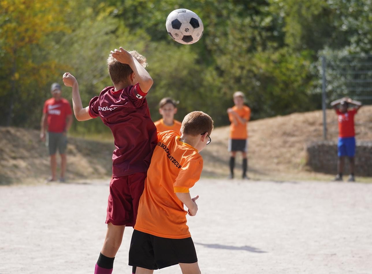 Les enfants jouent au football dans le parc municipal lors de la Bolzplatzcup