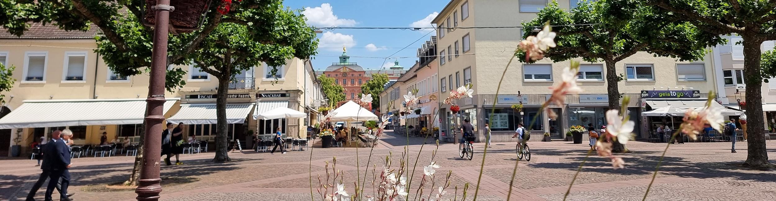 Place du marché de Rastatt avec vue sur le château