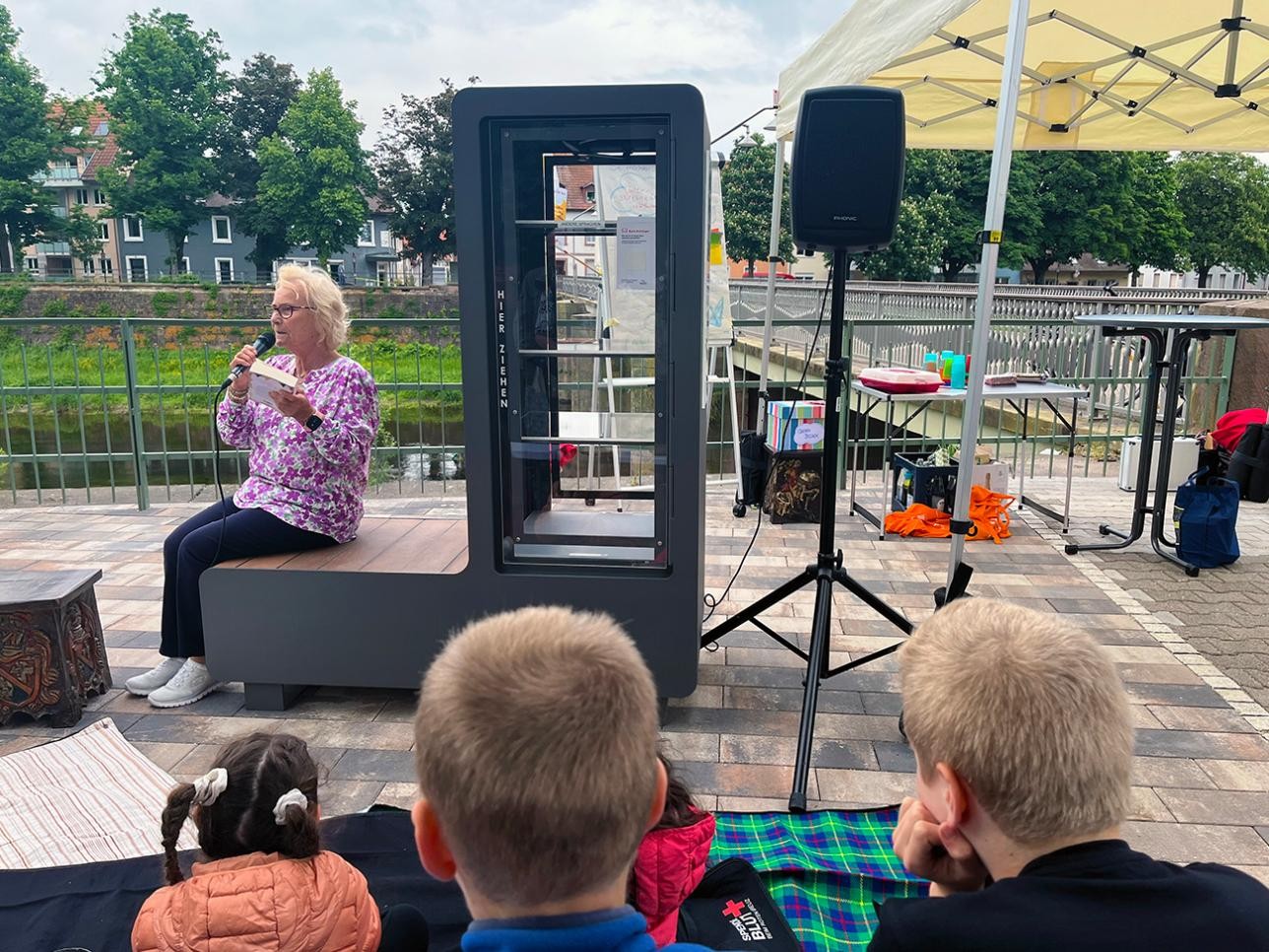 Maritta Beiter, collaboratrice bénévole du bureau des seniors, a raconté un trajet en tramway au cours duquel un livre passionnant l'a tellement captivée qu'elle en a oublié de descendre.