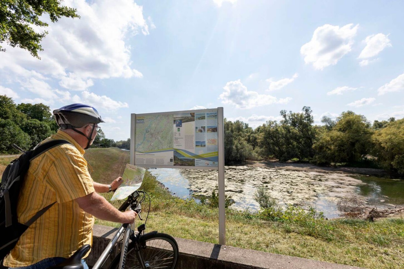 Mann mit Fahrrad und Karte in der Hand