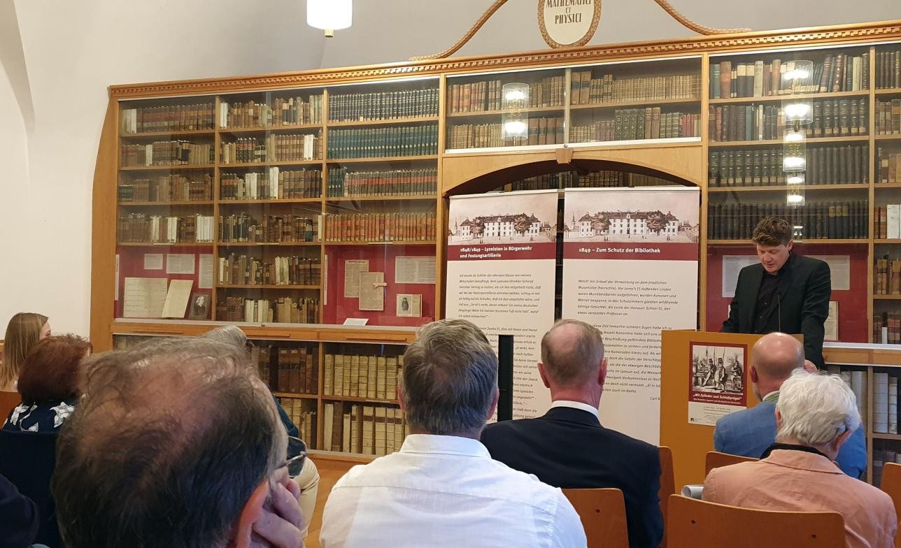 Discours du maire Mats Tilebein lors du vernissage de l'exposition "Mit Zylinder und Schießprügel... Das Rastatter Lyzeum und die Badische Revolution" à la Bibliothèque historique