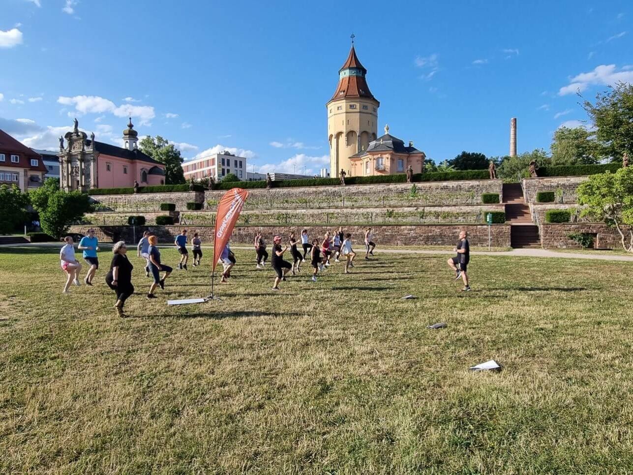 Menschen beim Sport auf Wiese 