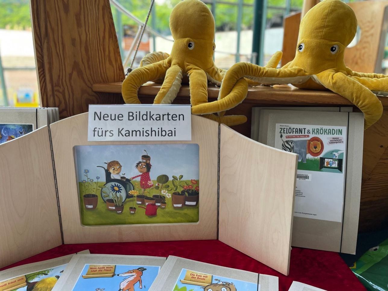 Kamishibai Bilderkaten auf einem Tisch