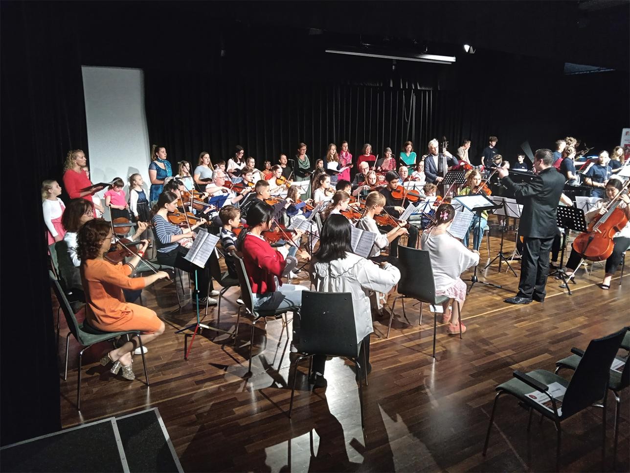 Musiker auf der Bühne beim Familienkonzert der Musikschule