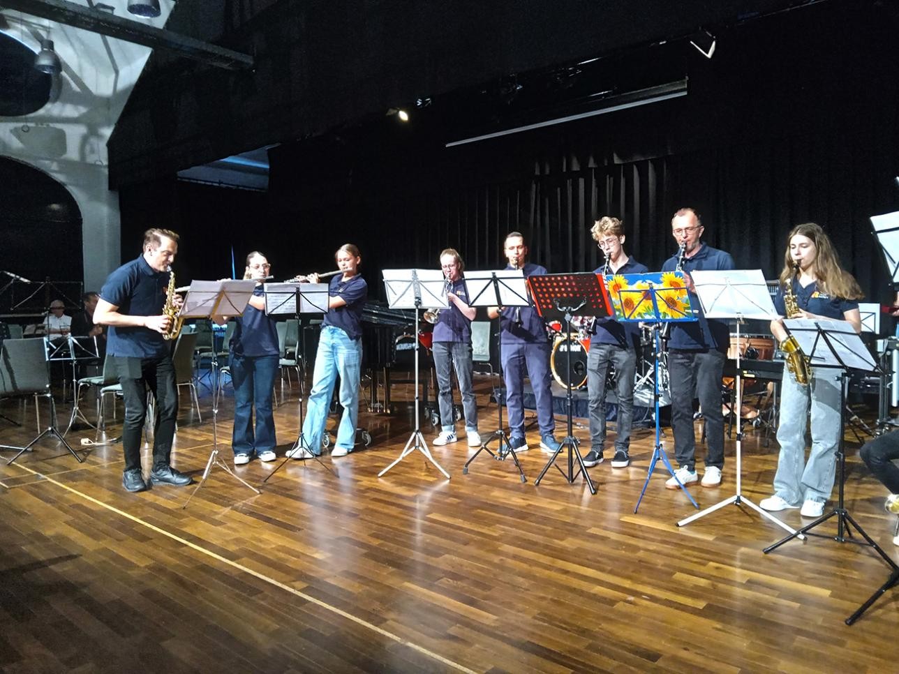 Saxophonisten auf der Bühne beim Familienkonzert der Musikschule
