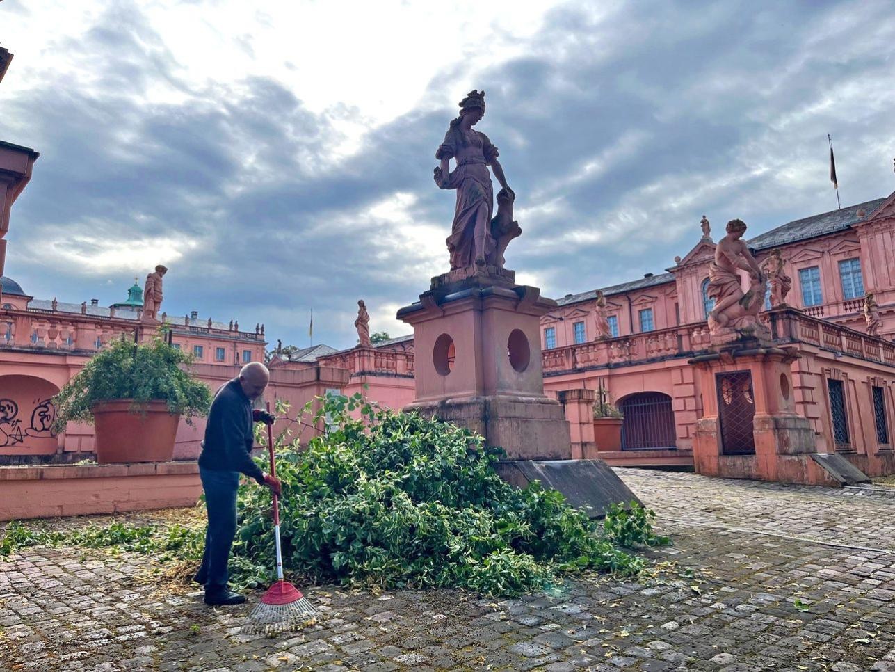 Umgestürzte Äste beim Schloss