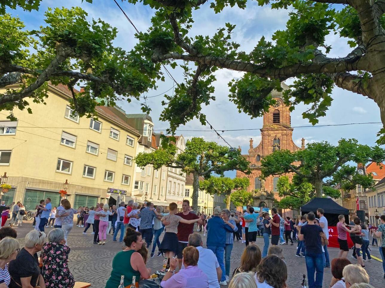 Menschen tanzen auf dem Marktplatz