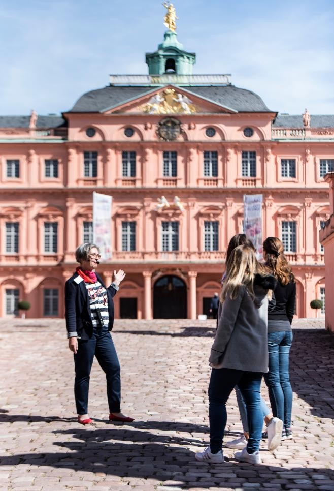 Teilnehmer einer Führung vor dem Rastatter Residenzschloss