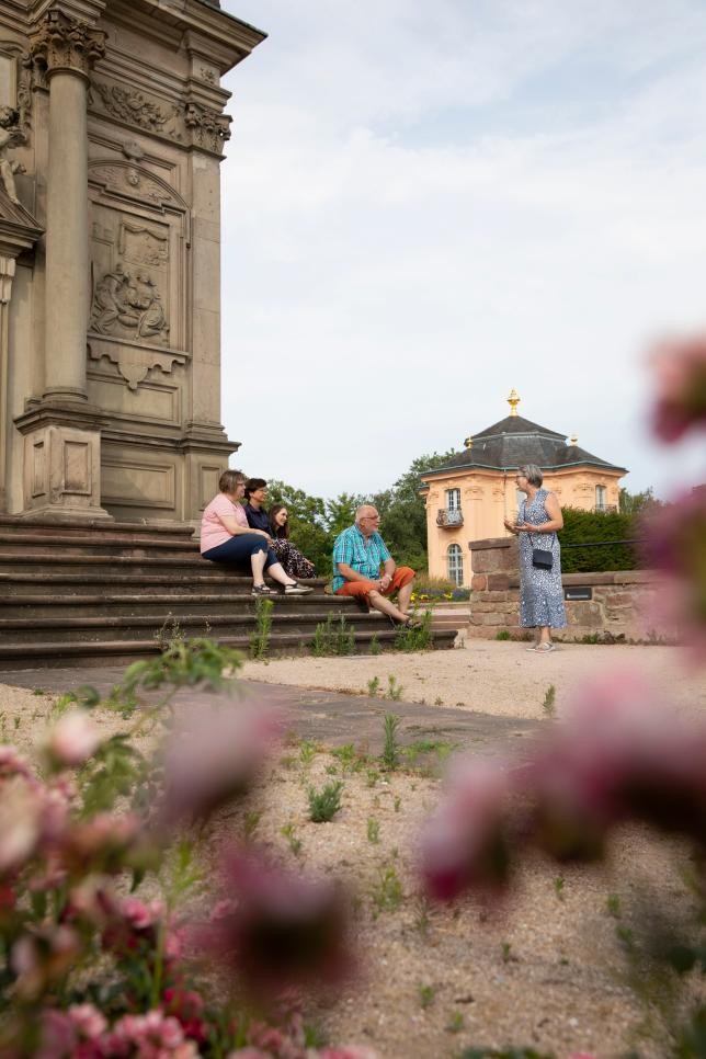 Teilnehmer einer Führung vor der Einsiedler Kapelle