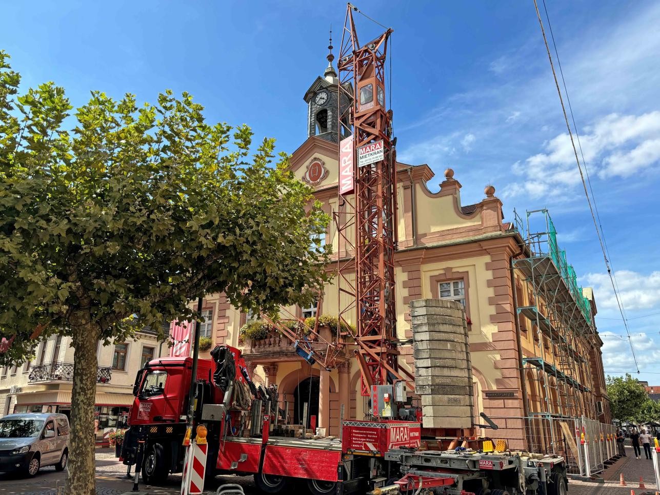 Baukran vor dem Historischen Rathaus in Rastatt