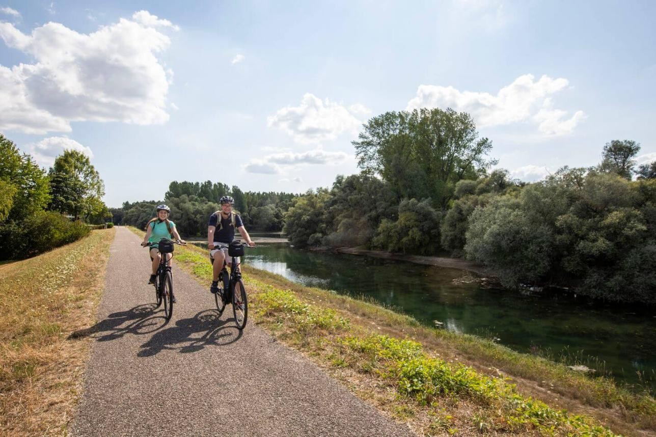 Fahrradfahrer entlang des Rheins