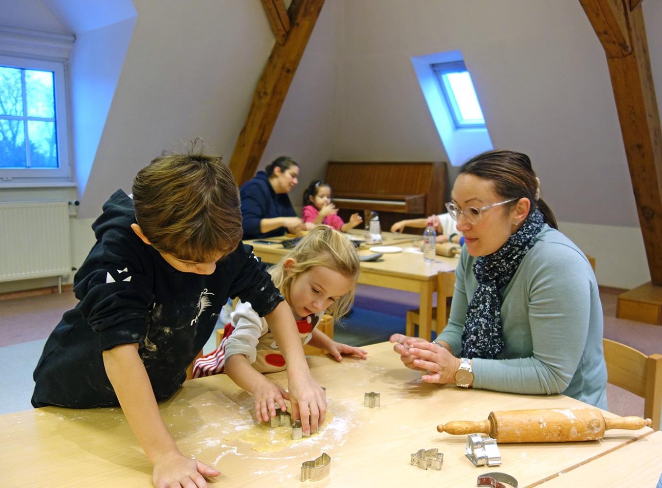 Kinder backen Plätzchen