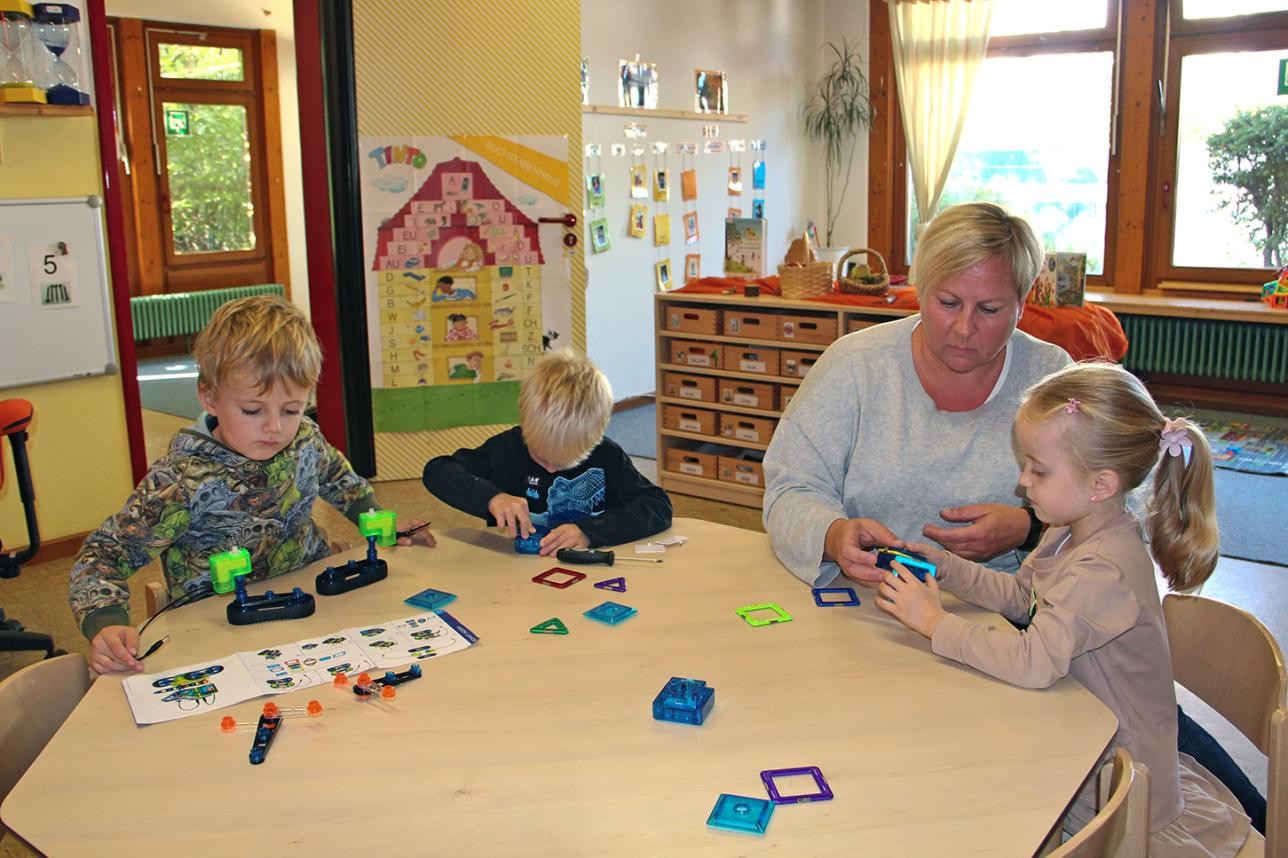 Kinder spielen am Tisch