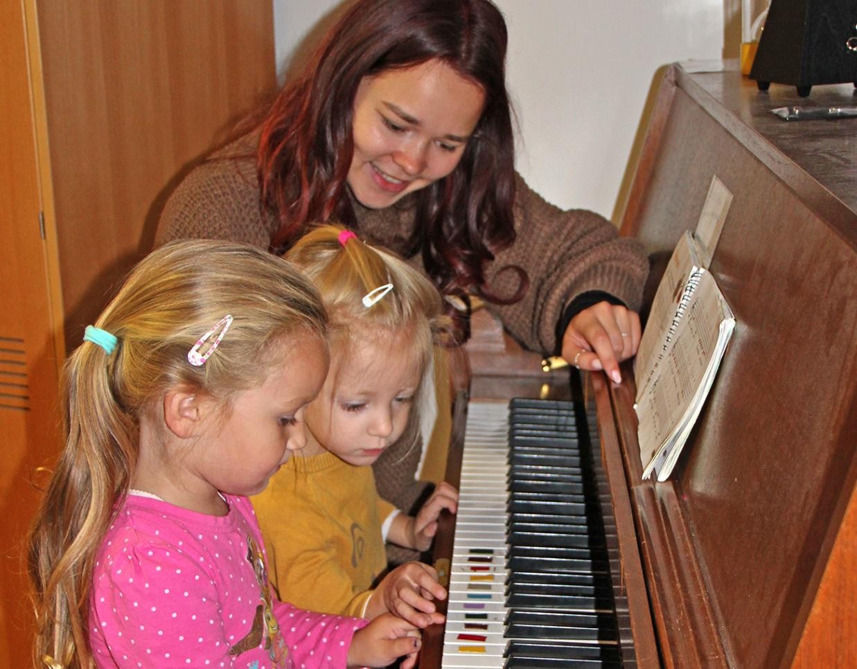 Kinder lernen Klavier spielen