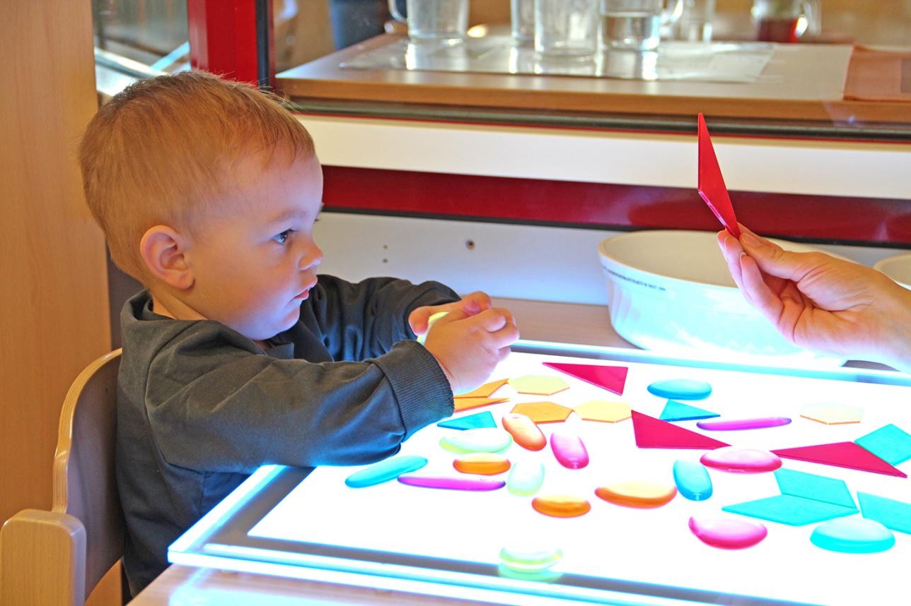 Kind lernt Farben beim Spielen