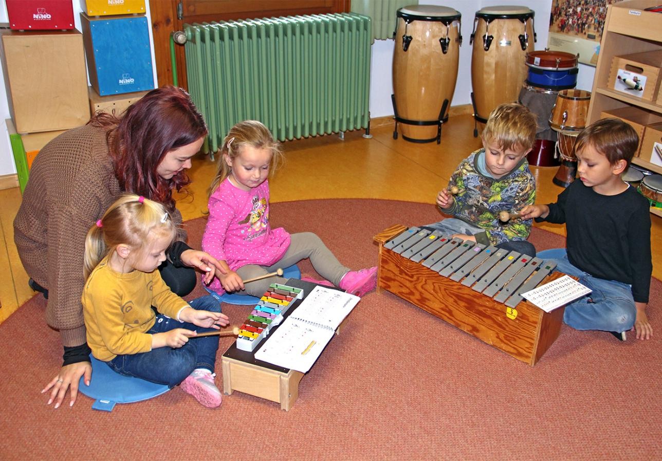 Kind spielen Xylophon