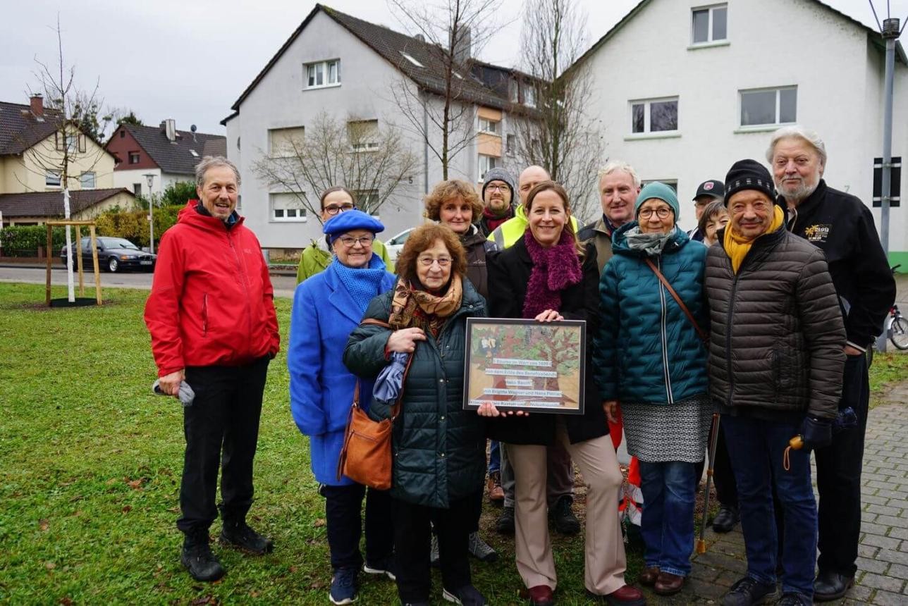 Das Klimabündnis Rastatt und die Naturfreunde Rastatt unterstützen Begrünungsprojekte der Stadt Rastatt – vor Ort und in der Klimapartnerstadt Saint-Louis. Oberbürgermeisterin Monika Müller (Mitte) nahm am Festplatz einen Spendenscheck in Empfang, wo die Jungpflanzen bereits gesetzt wurden. Foto: Stadt Rastatt Das Klimabündnis Rastatt, die Naturfreunde Rastatt und Oberbürgermeisterin Monika Müller mit Spendenscheck.