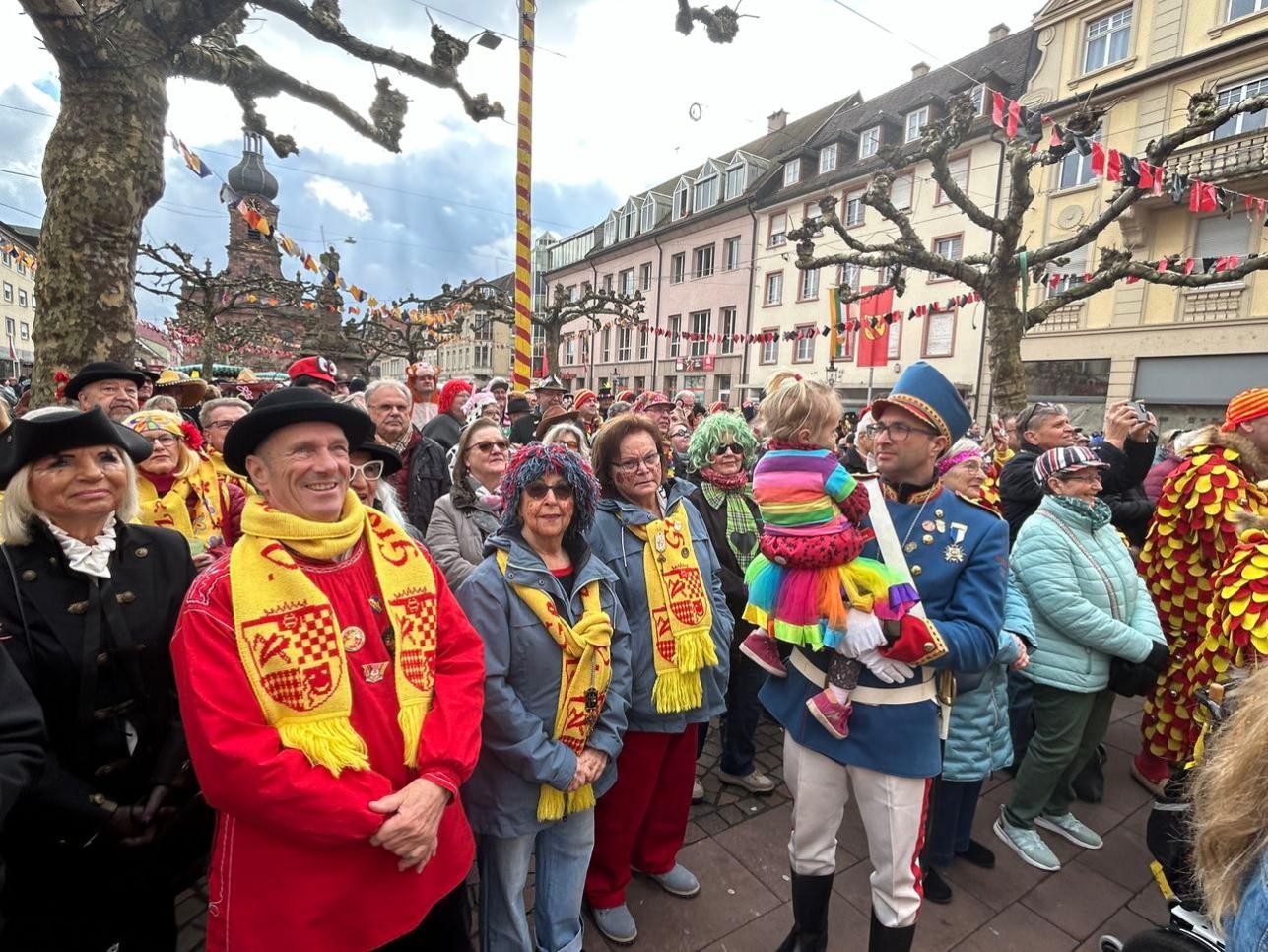 Menschen auf dem Marktplatz beim Rathaussturm