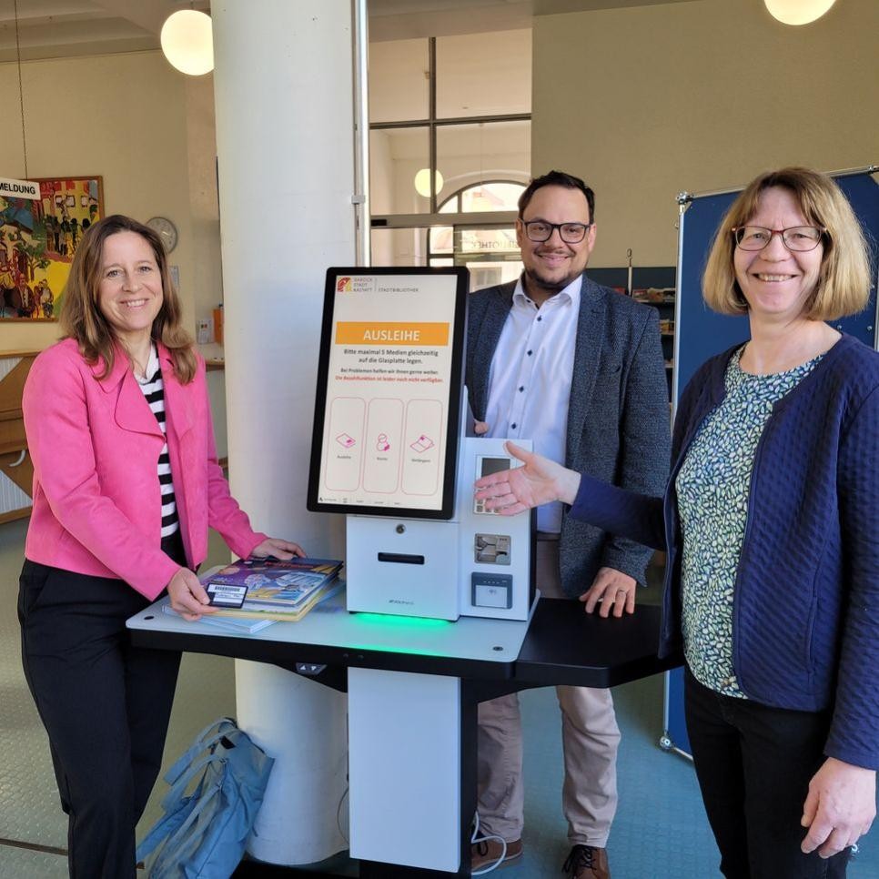 Stadtbibliotheksleiterin Birgit Stellmach (rechts) zeigt Oberbürgermeisterin Monika Müller und Stefan Vogt, Fachbereichsleiter Schulen, Kultur und Sport, die neue Selbstverbuchungsterminals. Foto: Stadt Rastatt/Regine Burger  Stadtbibliotheksleiterin Birgit Stellmach zeigt Oberbürgermeisterin Monika Müller und Stefan Vogt, Fachbereichsleiter Schulen, Kultur und Sport, die neue Selbstverbuchungsterminals