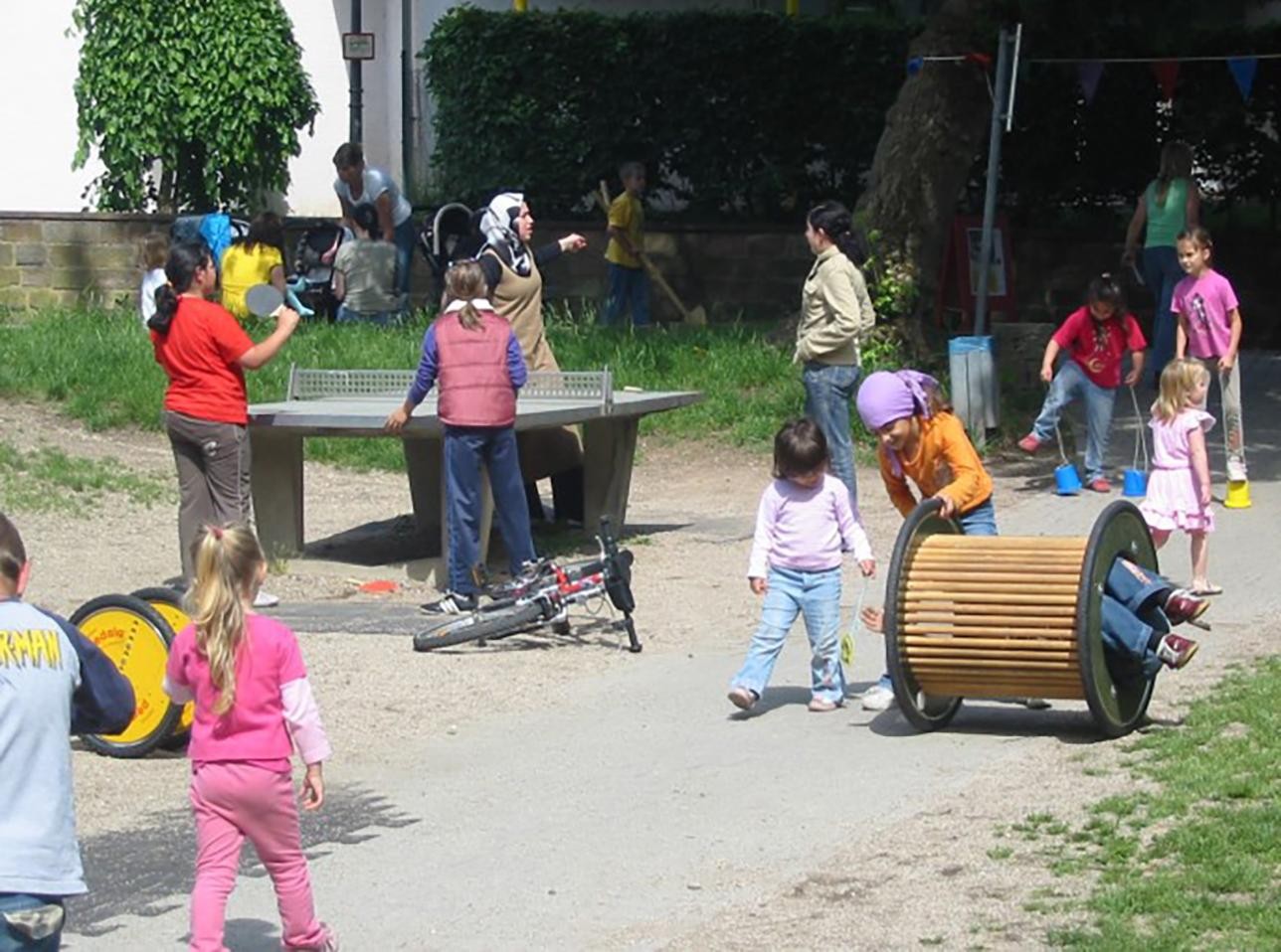 Spielende Kinder auf einem Spielplatz