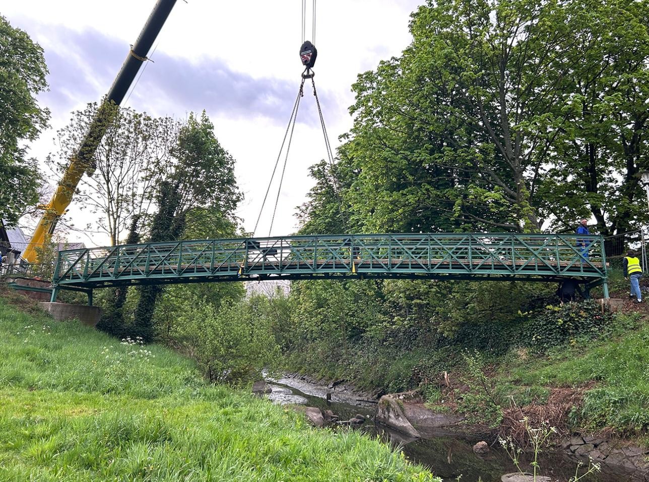 Der restaurierte Schachtelbachsteg wird an seinen ursprünglichen Platz gesetzt. Foto: Stadt Rastatt/Samira Kaiser Schachtelbachsteg ist eingesetzt