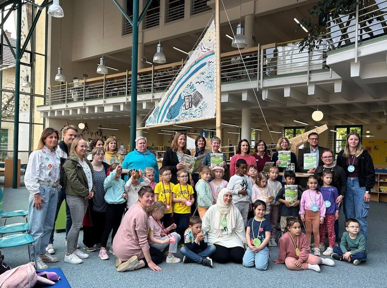 Gruppenfoto nach der Vorstellung des neuen Wimmelbuches in der Stadtbibliothek. Foto: Stadt Rastatt/Samira Kaiser Gruppenfoto nach der Vorstellung des neuen Wimmelbuches