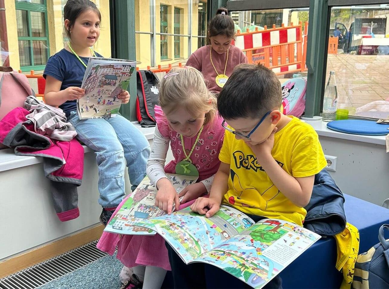 Die Mädchen und Jungen der Kinderschule Amalie Struwe durften als Erste einen Blick in das neue Wimmelbuch werfen. Foto: Stadt Rastatt/Isabelle Joyon Kinder werden einen Blick ins Wimmelbuch