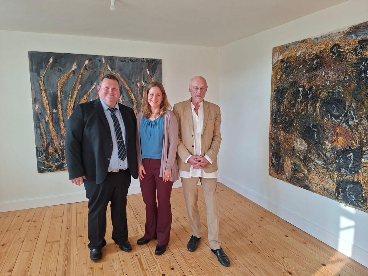 Von rechts: Der weltbekannte Künstler Anselm Kiefer gemeinsam mit Oberbürgermeisterin Monika Müller und Ortsvorsteher Pascal Uhrig. Foto: pr